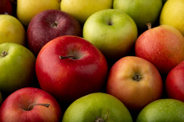 Vista lateral de la manzana mezclar manzanas verdes amarillas y rojas