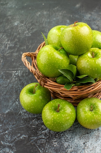 Foto gratuita vista lateral de las manzanas las apetitosas manzanas con hojas de frutas cítricas en la canasta