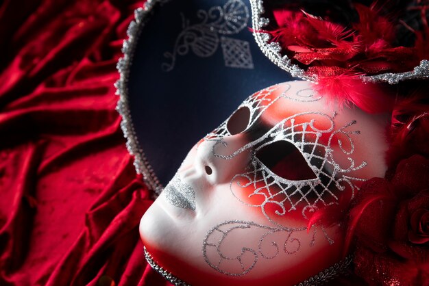 Vista lateral de una máscara de carnaval