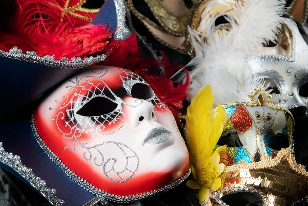 Vista lateral de máscaras de carnaval