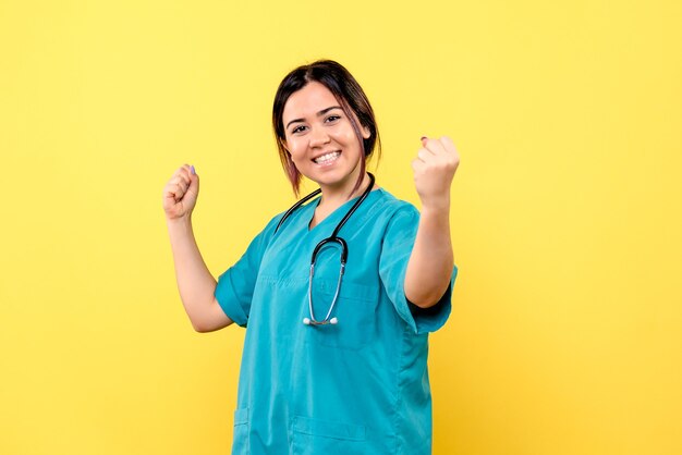 Vista lateral del médico se alegra de que curó al paciente con covid