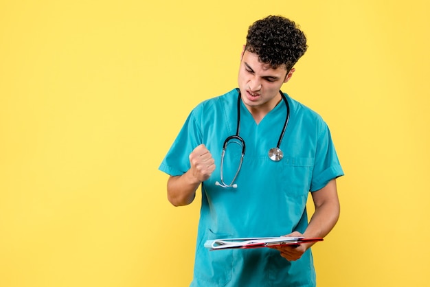 Foto gratuita vista lateral médico altamente calificado un médico está enojado debido a la prueba de coronavirus del paciente