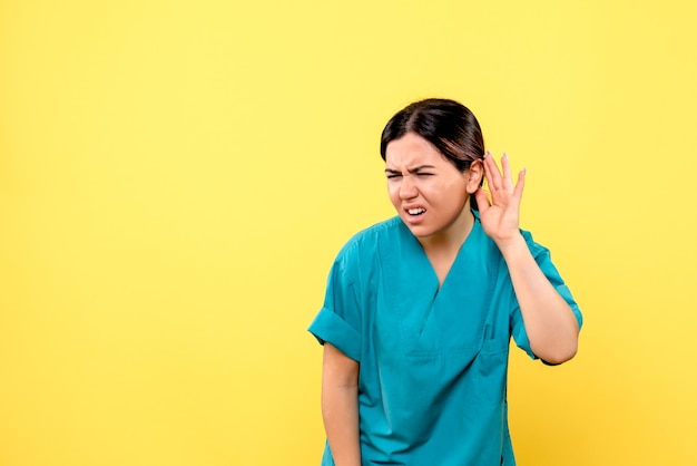 Vista lateral de un médico escucha las quejas de pacientes con enfermedades graves
