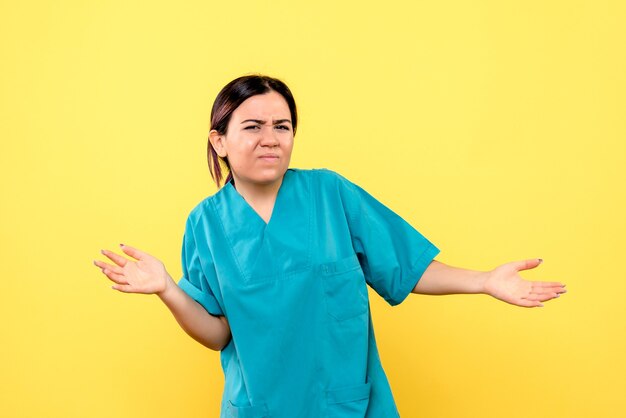 Vista lateral de un médico escucha las quejas de pacientes con enfermedades