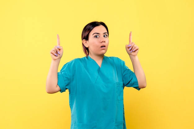 Vista lateral de un médico está hablando de lo que no se debe hacer durante la enfermedad