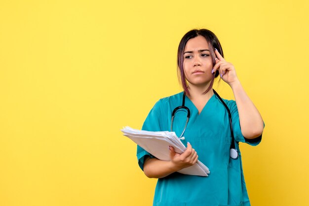 Vista lateral de un médico está pensando en cómo curar al paciente con covid