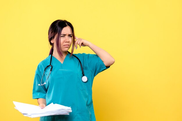 Vista lateral del médico está pensando en cómo curar a un paciente