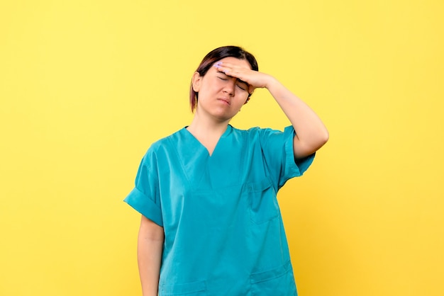 Vista lateral de un médico está pensando en qué hacer durante la enfermedad