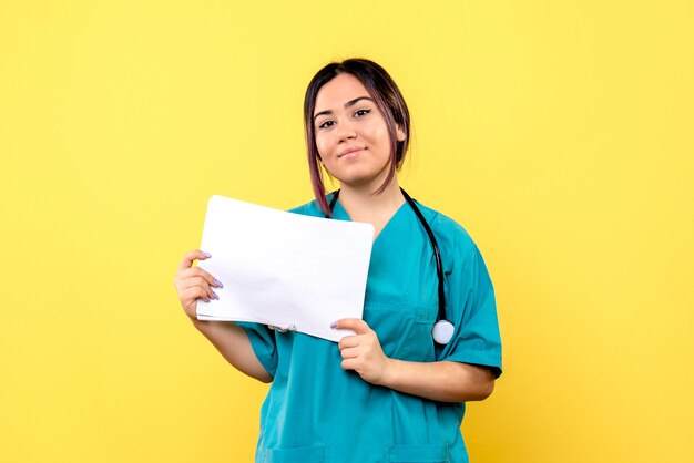 Vista lateral del médico con fonendoscopio sabe cómo curar a un paciente