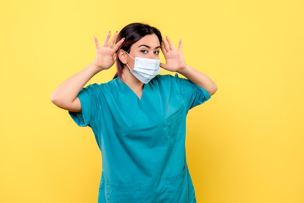 Foto gratuita vista lateral de un médico habla sobre el lavado de manos durante una pandemia