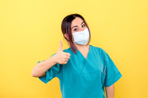 Vista lateral de un médico con máscara advierte a la gente sobre la pandemia de coronavirus