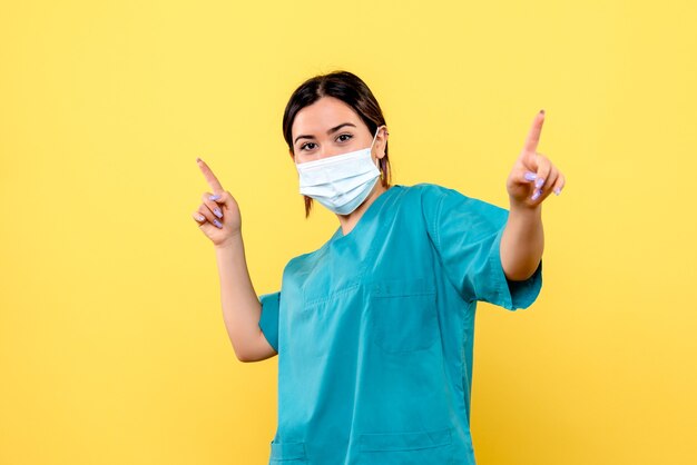 La vista lateral del médico con una máscara curará a todos los pacientes.