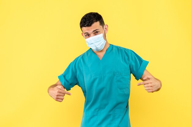 Vista lateral de un médico con máscara un médico está hablando de los pacientes con coronavirus