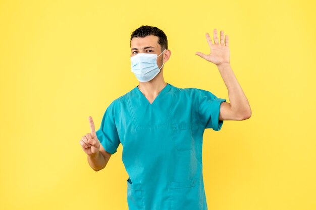 Vista lateral de un médico en máscara un médico habla sobre el lavado de manos
