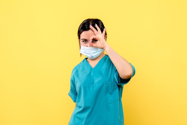 Vista lateral de un médico con máscara un médico con máscara sabe cómo curar a un paciente con covid