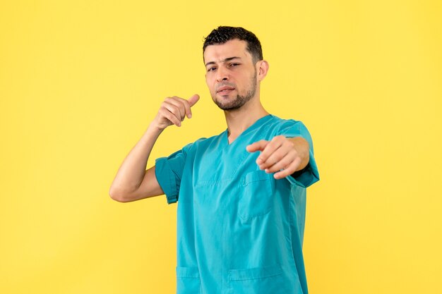 Vista lateral un médico un médico anima a las personas a llamar a una ambulancia para realizar la prueba de COVID