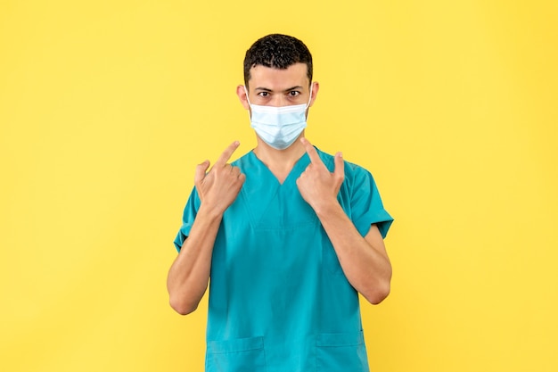 Vista lateral de un médico un médico dice que es importante usar máscaras
