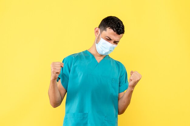 Vista lateral de un médico un médico de la máscara está feliz debido a la nueva cuarentena