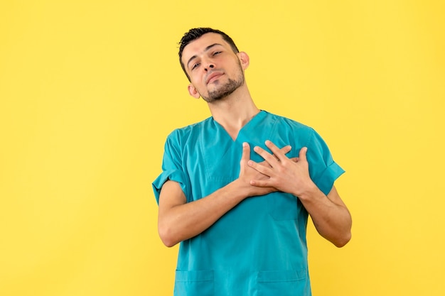 Vista lateral de un médico que dice un médico que curará a todos los pacientes con coronavirus en el hospital