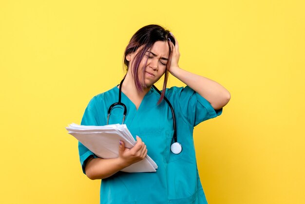 Vista lateral de un médico que no sabe cómo curar al paciente con covid