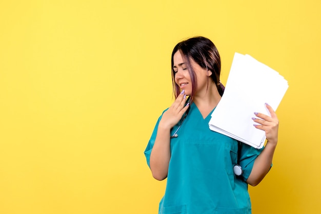 Vista lateral del médico sabe cómo curar a un paciente con enfermedad