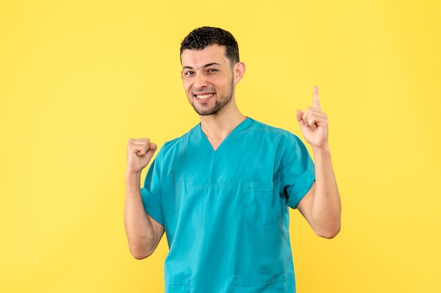 Foto gratuita vista lateral de un médico sonriente especialista apunta hacia arriba