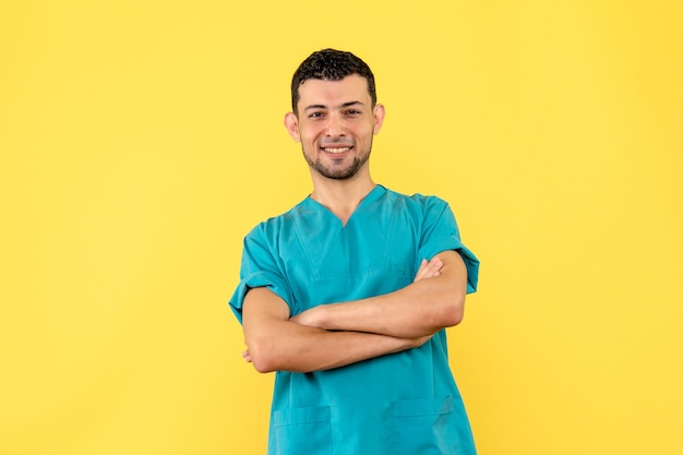 Vista lateral de un médico sonriente médico está hablando sobre el tratamiento de pacientes con COVID-