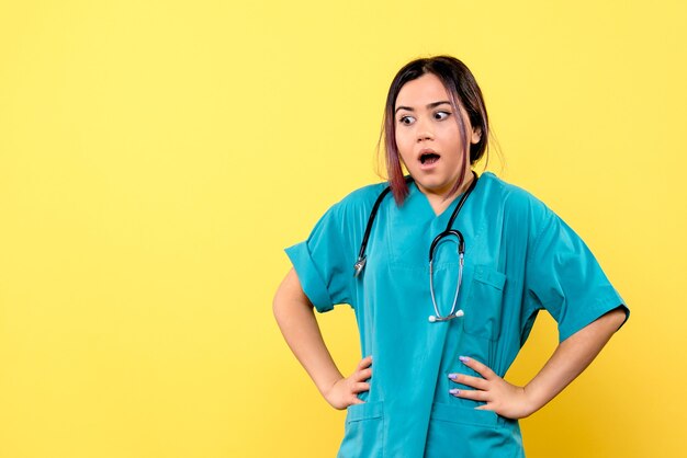 Foto gratuita vista lateral del médico se sorprende por los síntomas del covid