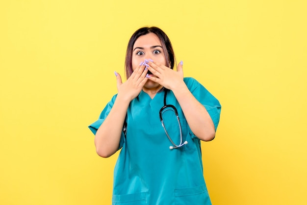 Vista lateral del médico sorprendido por las quejas de los pacientes con coronavirus