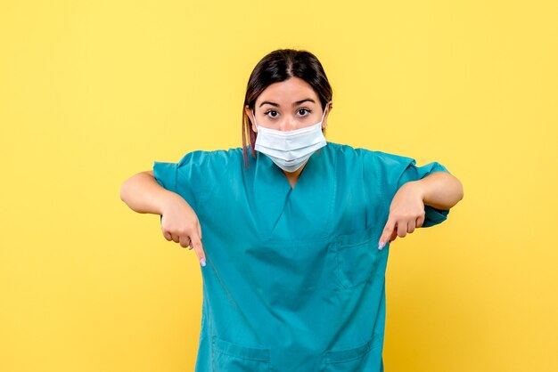 Vista lateral de un médico en uniforme médico habla sobre el lavado de manos