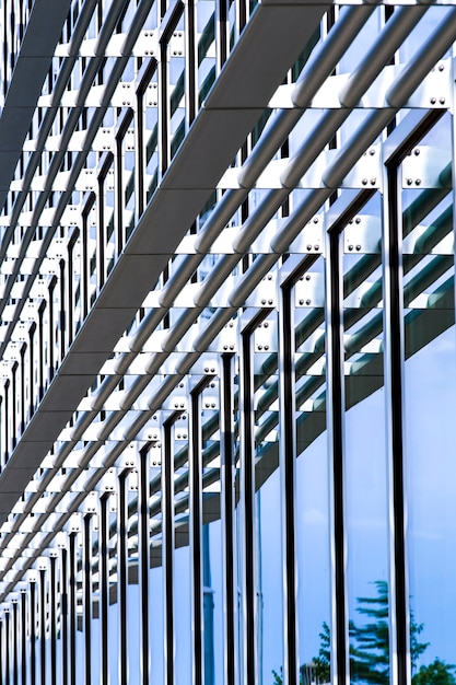 Vista lateral moderno edificio de cristal