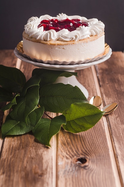 Vista lateral mousse tarta con rama de árbol