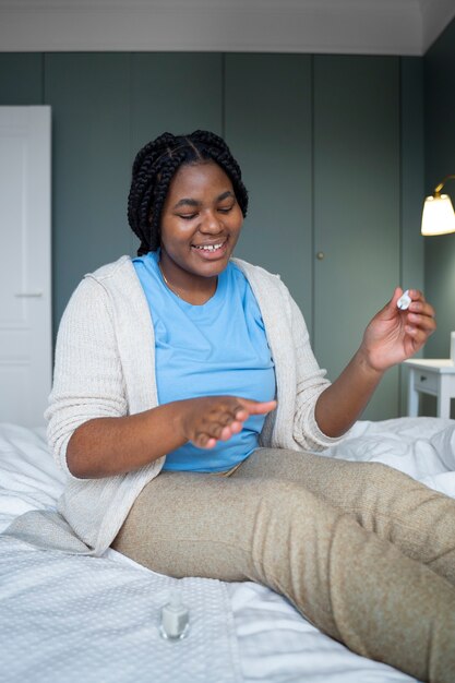 Foto gratuita vista lateral mujer acostada en la cama