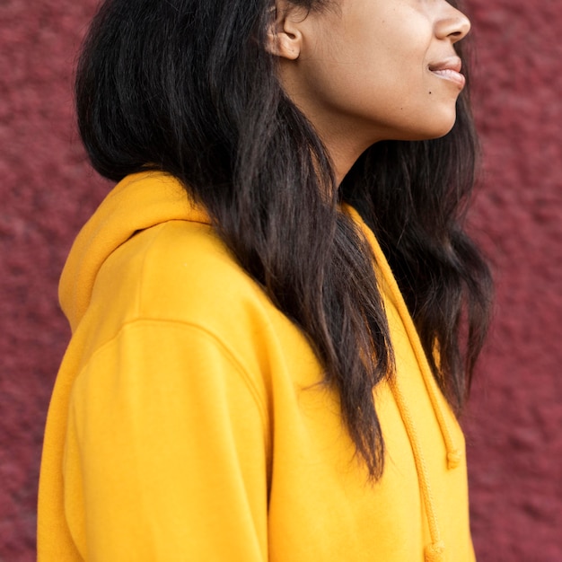 Foto gratuita vista lateral, mujer americana africana, sonriente