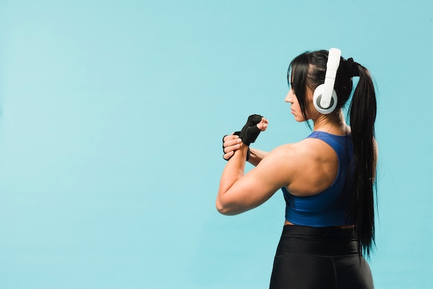 Vista lateral de la mujer atlética en traje de gimnasio y copia espacio