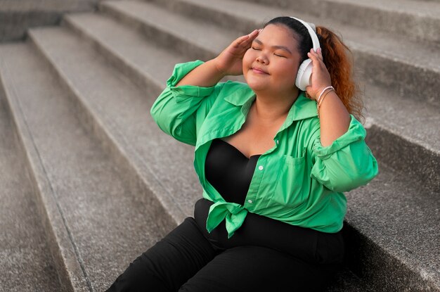 Vista lateral de una mujer con auriculares