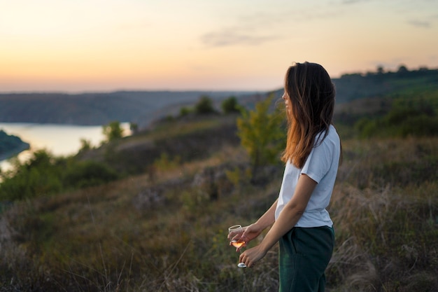 Foto gratuita vista lateral mujer con bebida al aire libre