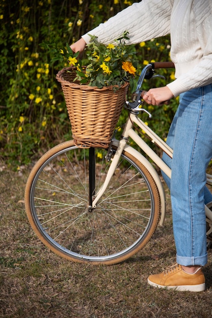 Foto gratuita vista lateral mujer con bicicleta