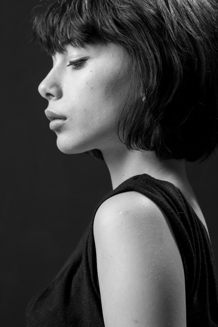 Foto gratuito vista lateral de mujer en blanco y negro