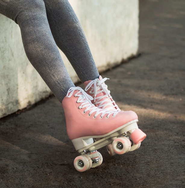 Foto gratuita vista lateral de la mujer en calcetines con patines