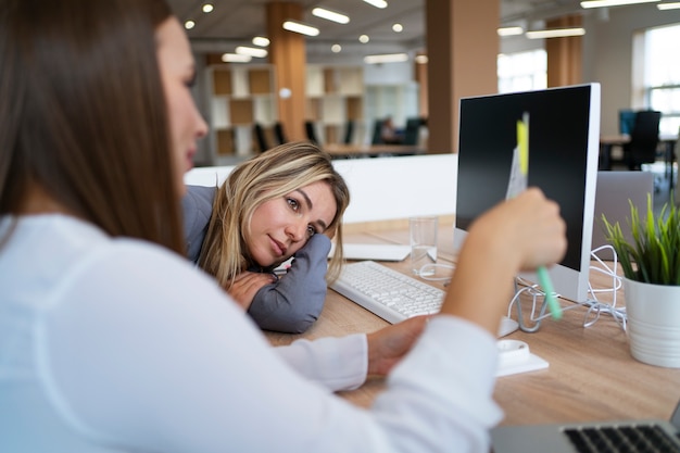 Foto gratuita vista lateral mujer cansada en el trabajo