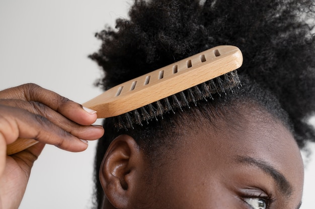 Foto gratuita vista lateral mujer cepillarse el cabello