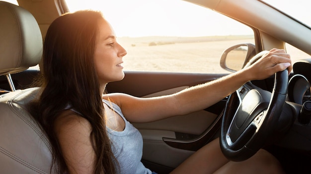 Foto gratuita vista lateral de la mujer en el coche de aventura en la naturaleza