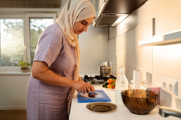 Foto gratuita vista lateral mujer cocinando en casa