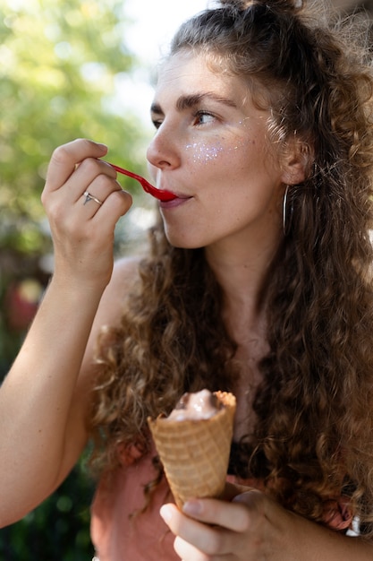 Foto gratuita vista lateral mujer comiendo helado con cuchara