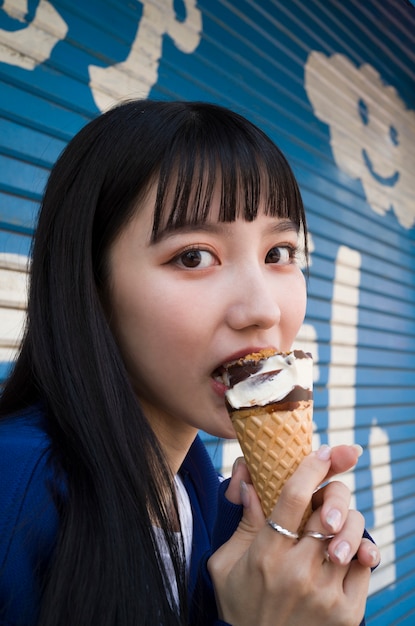 Vista lateral mujer comiendo helado