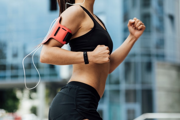 Foto gratuita vista lateral de la mujer corriendo