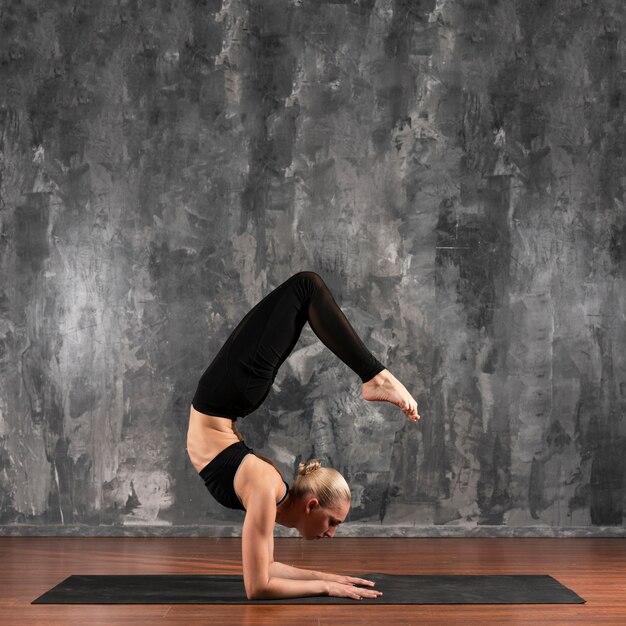 Vista lateral mujer flexible ejercicio