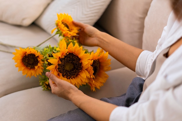 Foto gratuita vista lateral mujer con girasoles