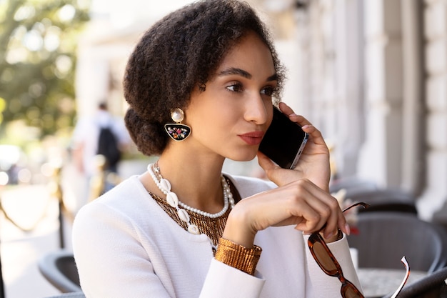 Foto gratuita vista lateral mujer hablando por teléfono